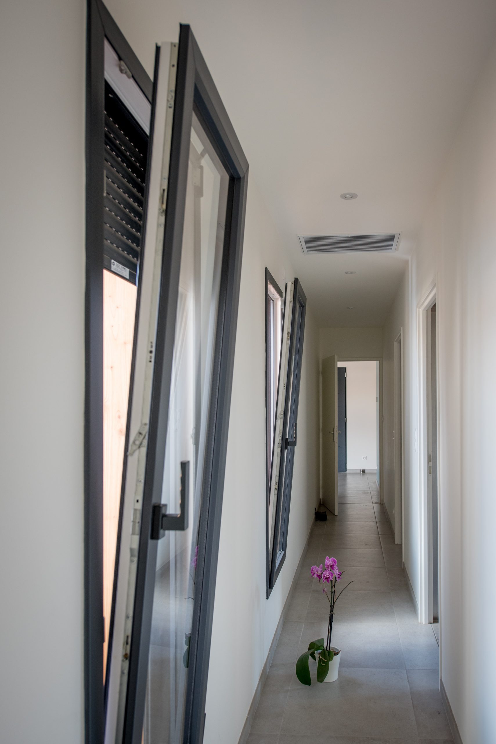 villa fenêtres étroites couloir prestations personnalisées